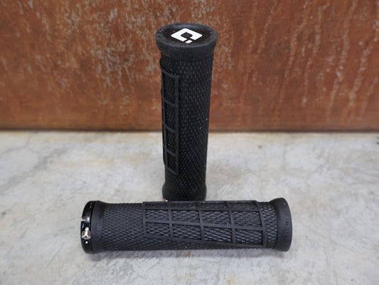 Griffe und Lenkerbänder von Odi, ODI ELITE FLOW LOCK - ON 2.1 GRIPS 130 MM BLACK - BLACK – D33EFB - B vor USEDBIKES - OB.DE Hintergrund