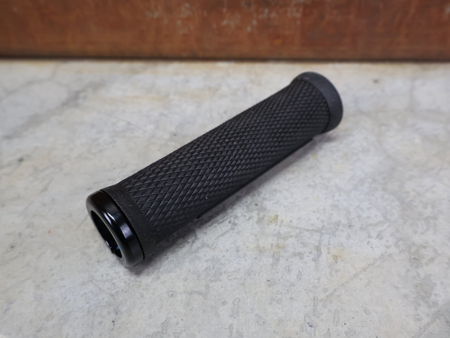 Griffe und Lenkerbänder von Odi, ODI ELITE FLOW LOCK - ON 2.1 GRIPS 130 MM BLACK - BLACK – D33EFB - B vor USEDBIKES - OB.DE Hintergrund