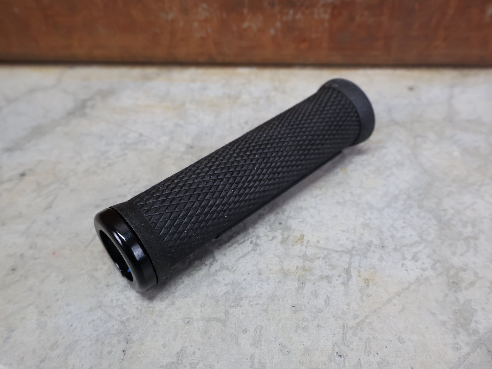 Griffe und Lenkerbänder von Odi, ODI ELITE FLOW LOCK - ON 2.1 GRIPS 130 MM BLACK - BLACK – D33EFB - B vor USEDBIKES - OB.DE Hintergrund