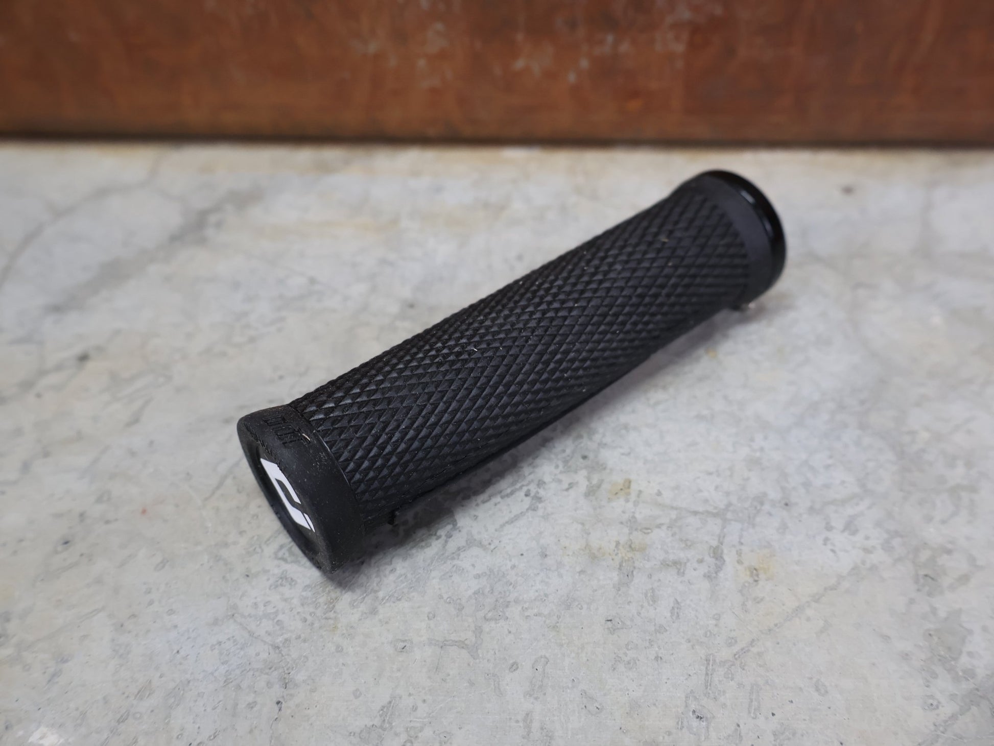 Griffe und Lenkerbänder von Odi, ODI ELITE FLOW LOCK - ON 2.1 GRIPS 130 MM BLACK - BLACK – D33EFB - B vor USEDBIKES - OB.DE Hintergrund