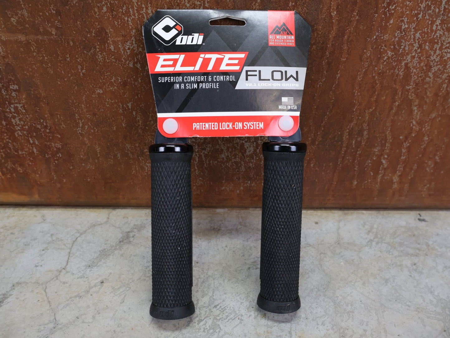 Griffe und Lenkerbänder von Odi, ODI ELITE FLOW LOCK - ON 2.1 GRIPS 130 MM BLACK - BLACK – D33EFB - B vor USEDBIKES - OB.DE Hintergrund