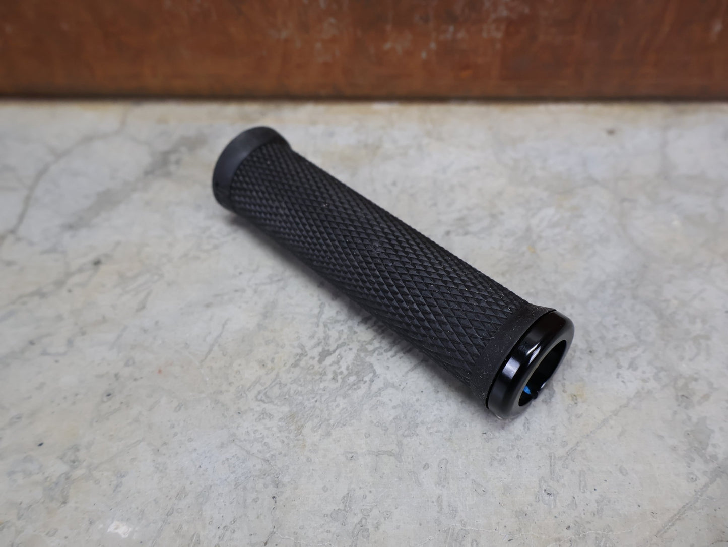 Griffe und Lenkerbänder von Odi, ODI ELITE MOTION LOCK - ON GRIPS 130 MM BLACK - BLACK – D33MTB - B vor USEDBIKES - OB.DE Hintergrund