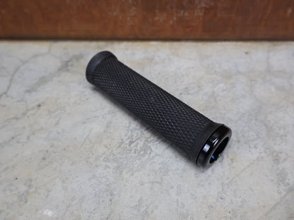 Griffe und Lenkerbänder von Odi, ODI ELITE MOTION LOCK - ON GRIPS 130 MM BLACK - BLACK – D33MTB - B vor USEDBIKES - OB.DE Hintergrund