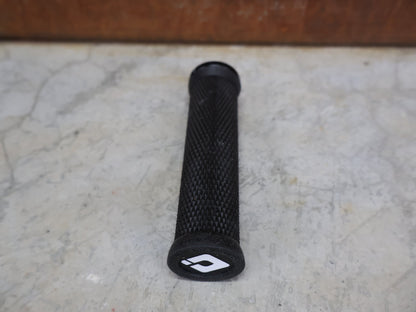 Griffe und Lenkerbänder von Odi, ODI ELITE MOTION LOCK - ON GRIPS 130 MM BLACK - BLACK – D33MTB - B vor USEDBIKES - OB.DE Hintergrund
