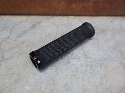 Griffe und Lenkerbänder von Odi, ODI ELITE MOTION LOCK - ON GRIPS 130 MM BLACK - BLACK – D33MTB - B vor USEDBIKES - OB.DE Hintergrund