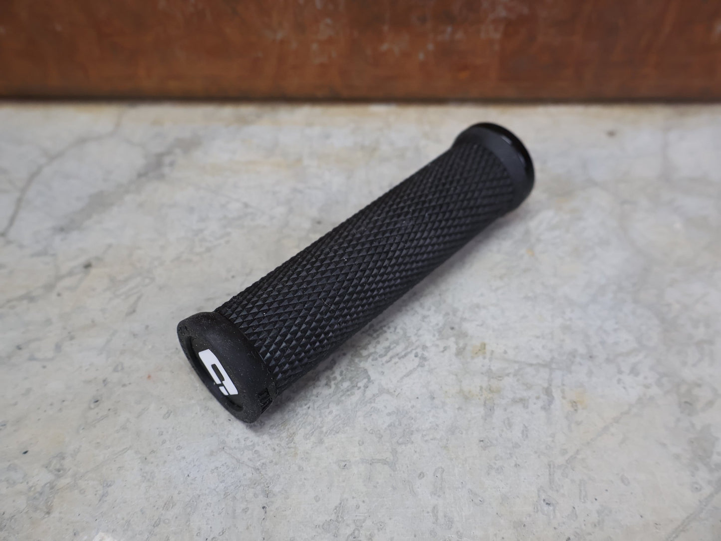 Griffe und Lenkerbänder von Odi, ODI ELITE MOTION LOCK - ON GRIPS 130 MM BLACK - BLACK – D33MTB - B vor USEDBIKES - OB.DE Hintergrund