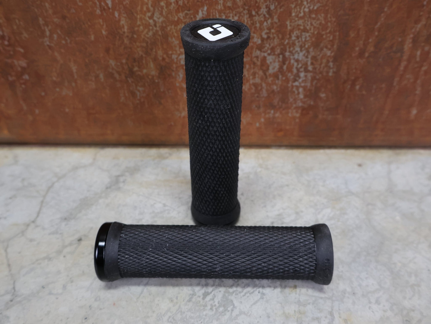 Griffe und Lenkerbänder von Odi, ODI ELITE MOTION LOCK - ON GRIPS 130 MM BLACK - BLACK – D33MTB - B vor USEDBIKES - OB.DE Hintergrund