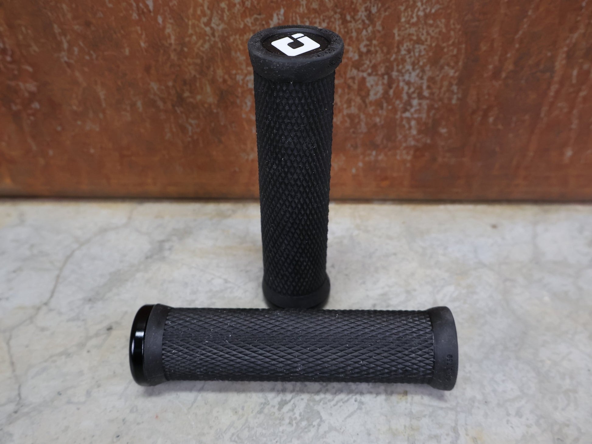 Griffe und Lenkerbänder von Odi, ODI ELITE MOTION LOCK - ON GRIPS 130 MM BLACK - BLACK – D33MTB - B vor USEDBIKES - OB.DE Hintergrund