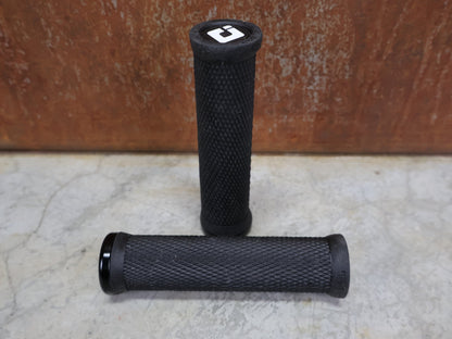 Griffe und Lenkerbänder von Odi, ODI ELITE MOTION LOCK - ON GRIPS 130 MM BLACK - BLACK – D33MTB - B vor USEDBIKES - OB.DE Hintergrund