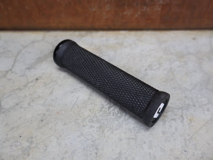 Griffe und Lenkerbänder von Odi, ODI ELITE MOTION LOCK - ON GRIPS 130 MM BLACK - BLACK – D33MTB - B vor USEDBIKES - OB.DE Hintergrund