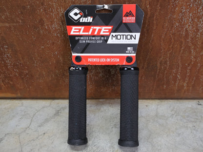 Griffe und Lenkerbänder von Odi, ODI ELITE MOTION LOCK - ON GRIPS 130 MM BLACK - BLACK – D33MTB - B vor USEDBIKES - OB.DE Hintergrund