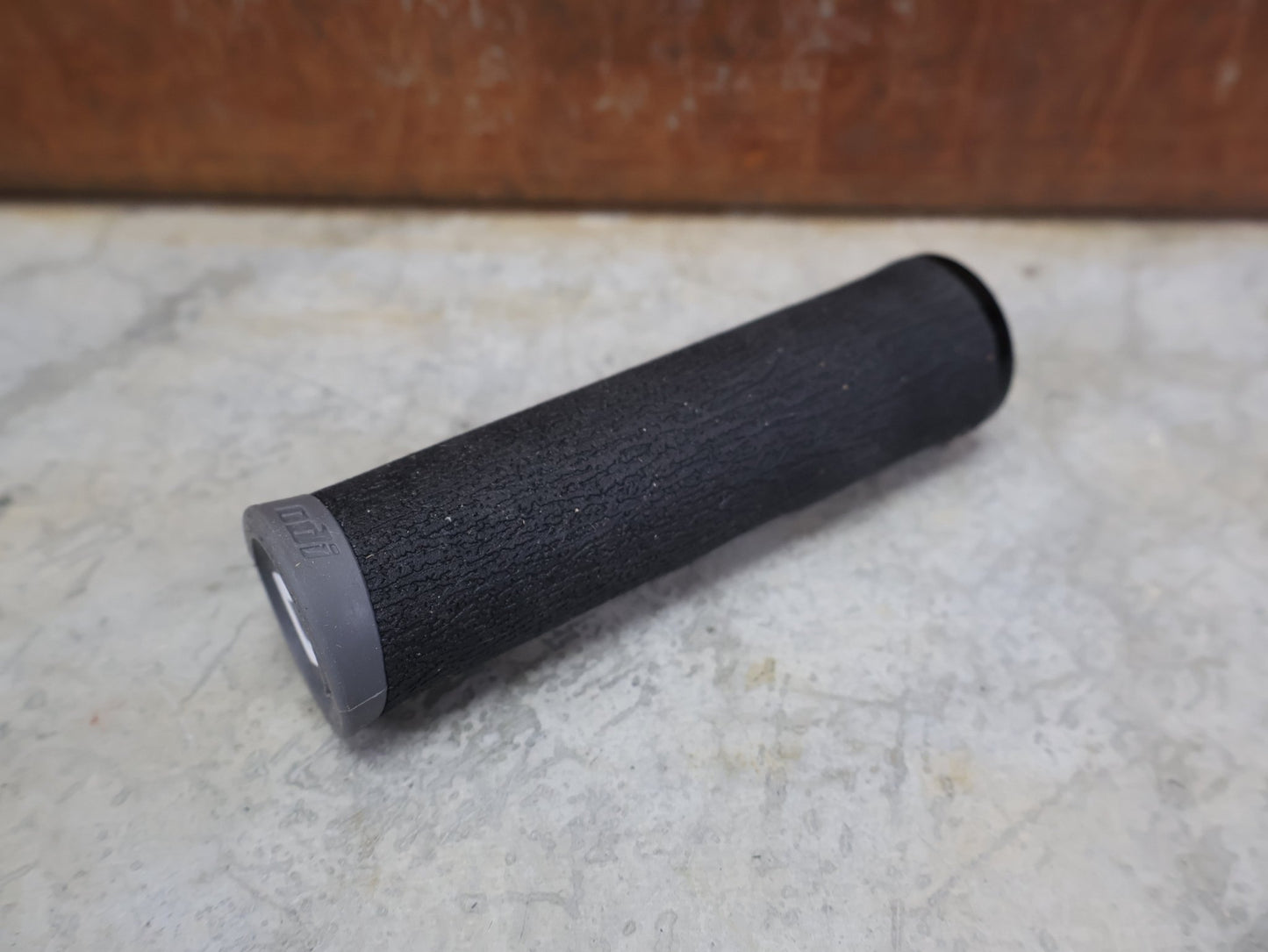 Griffe und Lenkerbänder von Odi, ODI F - 1 DREAD LOCK LOCK - ON 2.1 130 MM MTB GRIPS BLACK – D36DLB - B vor USEDBIKES - OB.DE Hintergrund