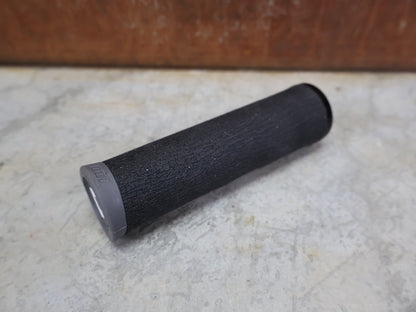 Griffe und Lenkerbänder von Odi, ODI F - 1 DREAD LOCK LOCK - ON 2.1 130 MM MTB GRIPS BLACK – D36DLB - B vor USEDBIKES - OB.DE Hintergrund