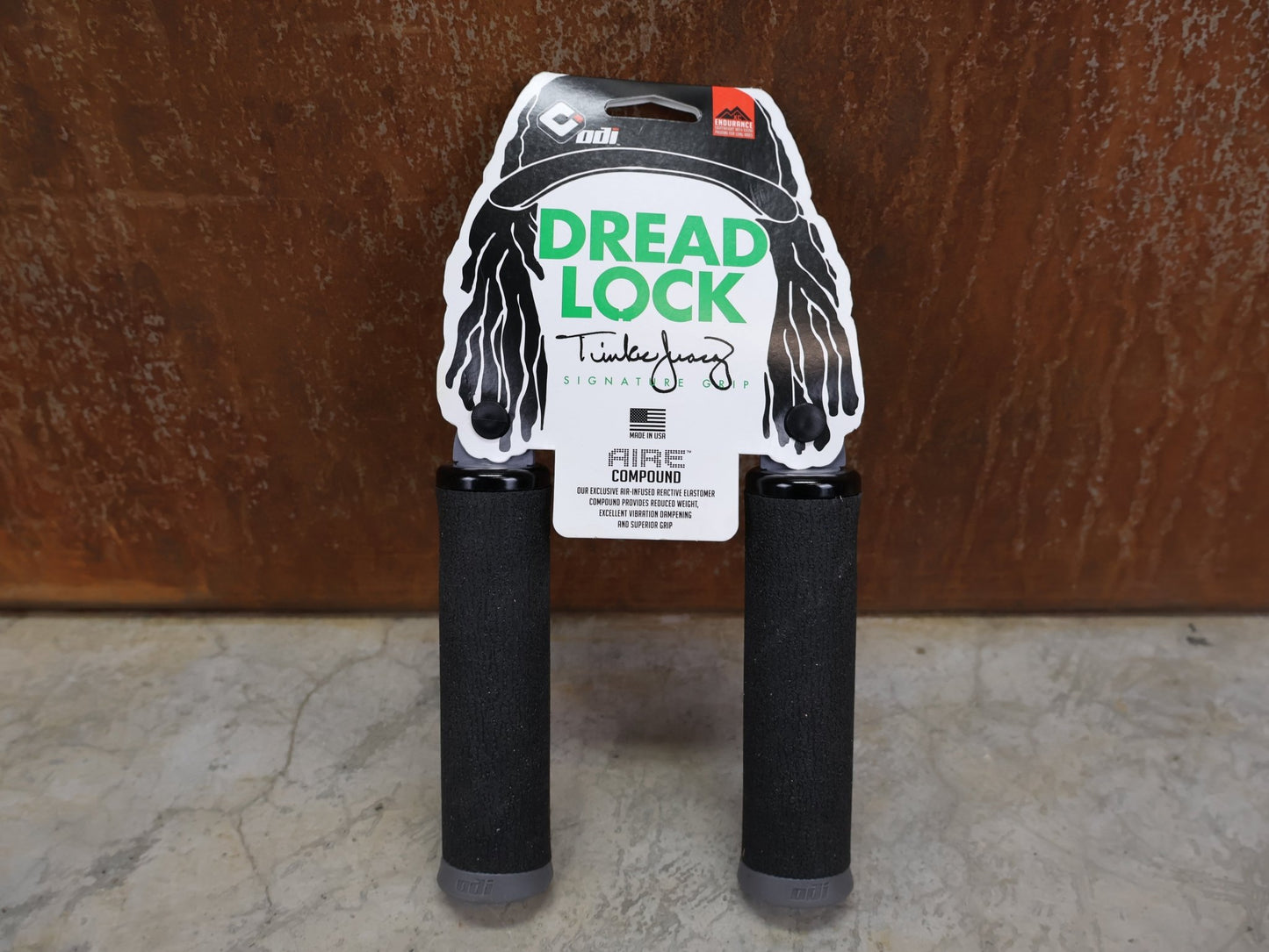 Griffe und Lenkerbänder von Odi, ODI F - 1 DREAD LOCK LOCK - ON 2.1 130 MM MTB GRIPS BLACK – D36DLB - B vor USEDBIKES - OB.DE Hintergrund