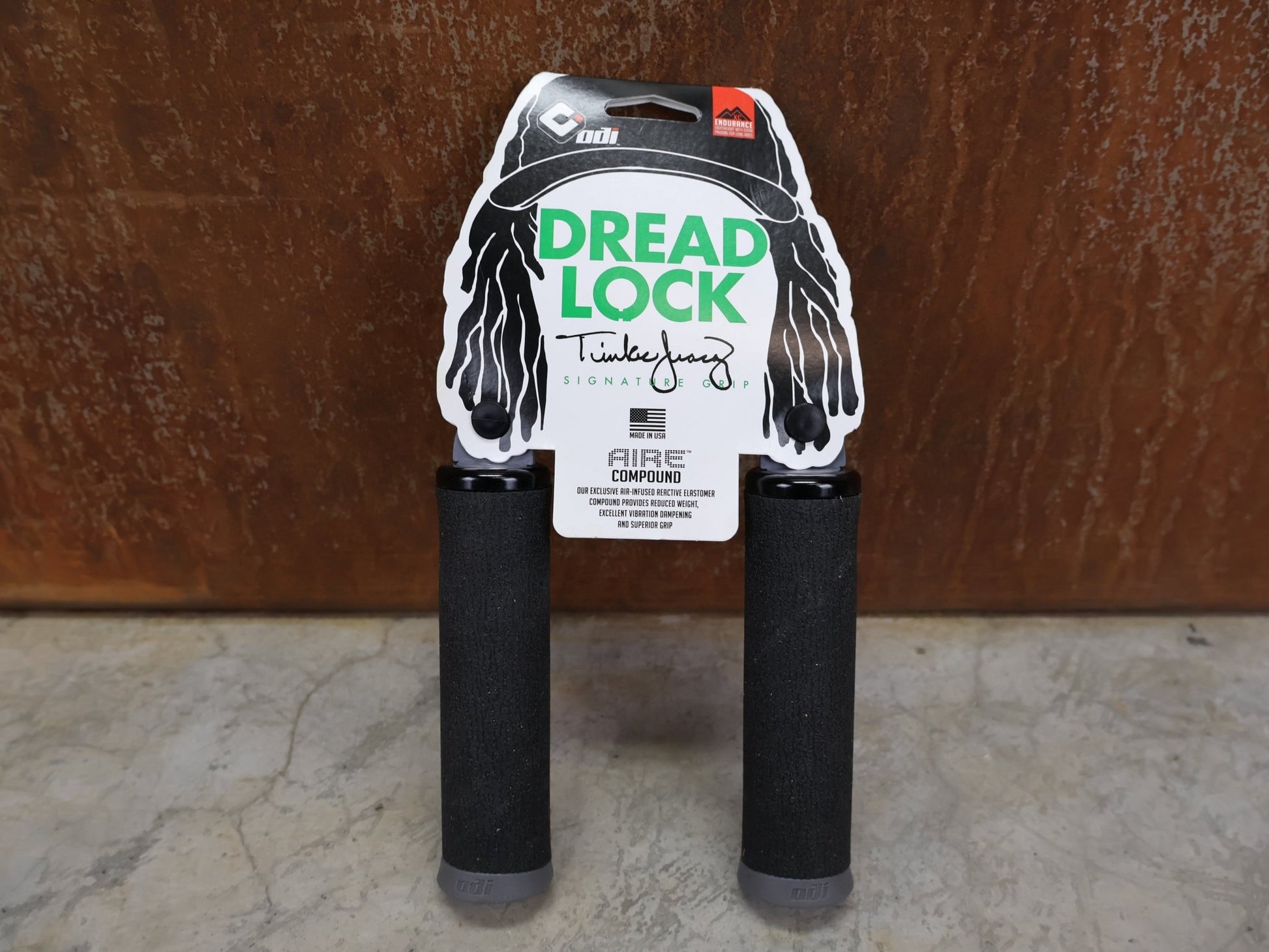 Griffe und Lenkerbänder von Odi, ODI F - 1 DREAD LOCK LOCK - ON 2.1 130 MM MTB GRIPS BLACK – D36DLB - B vor USEDBIKES - OB.DE Hintergrund