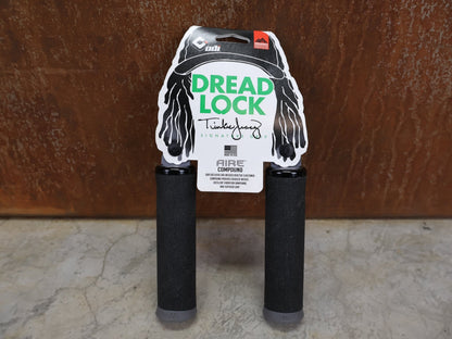 Griffe und Lenkerbänder von Odi, ODI F - 1 DREAD LOCK LOCK - ON 2.1 130 MM MTB GRIPS BLACK – D36DLB - B vor USEDBIKES - OB.DE Hintergrund