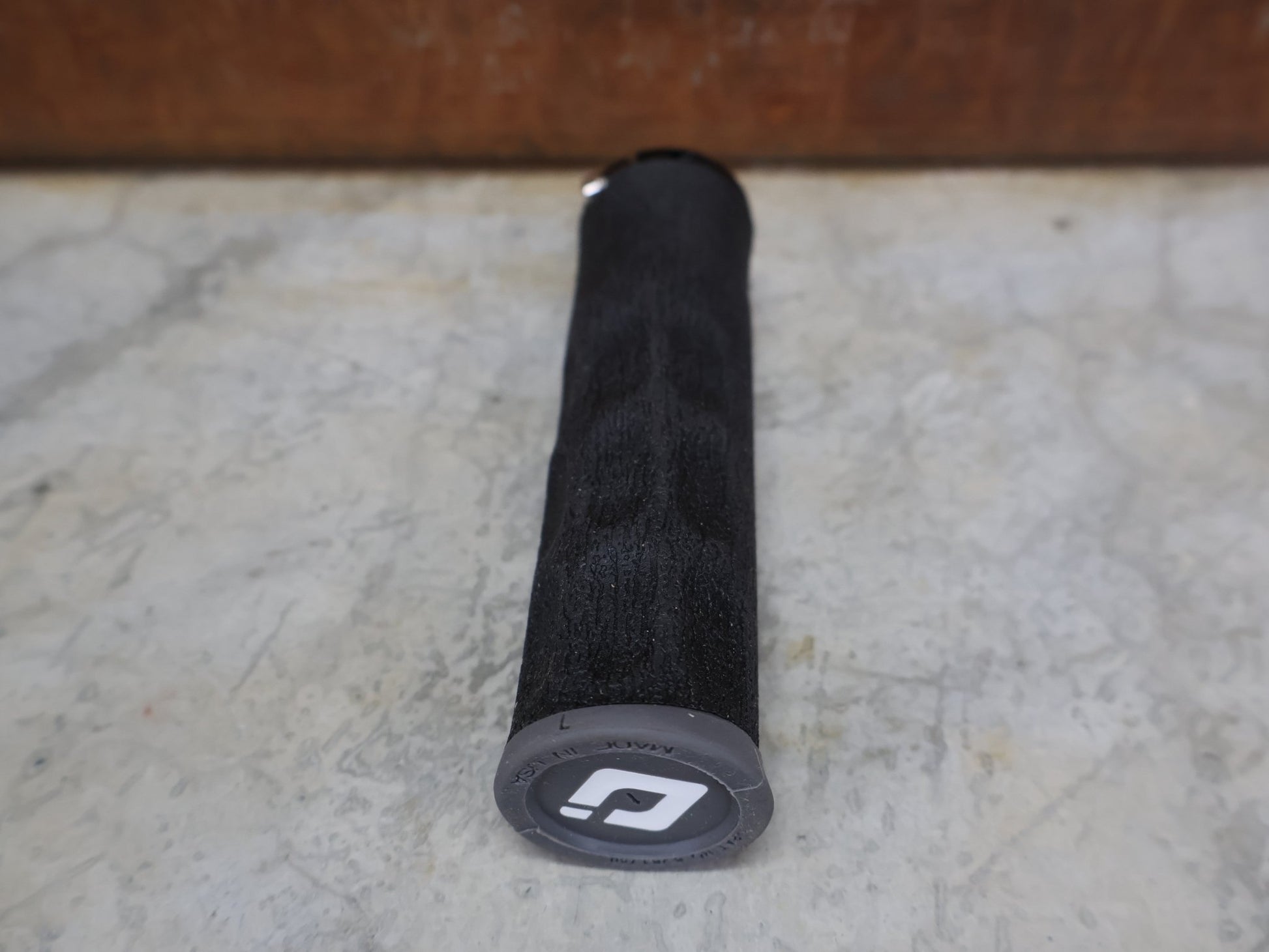 Griffe und Lenkerbänder von Odi, ODI F - 1 DREAD LOCK LOCK - ON 2.1 130 MM MTB GRIPS BLACK – D36DLB - B vor USEDBIKES - OB.DE Hintergrund