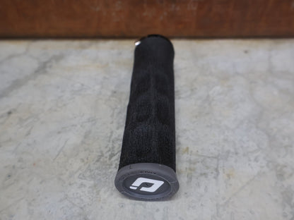 Griffe und Lenkerbänder von Odi, ODI F - 1 DREAD LOCK LOCK - ON 2.1 130 MM MTB GRIPS BLACK – D36DLB - B vor USEDBIKES - OB.DE Hintergrund
