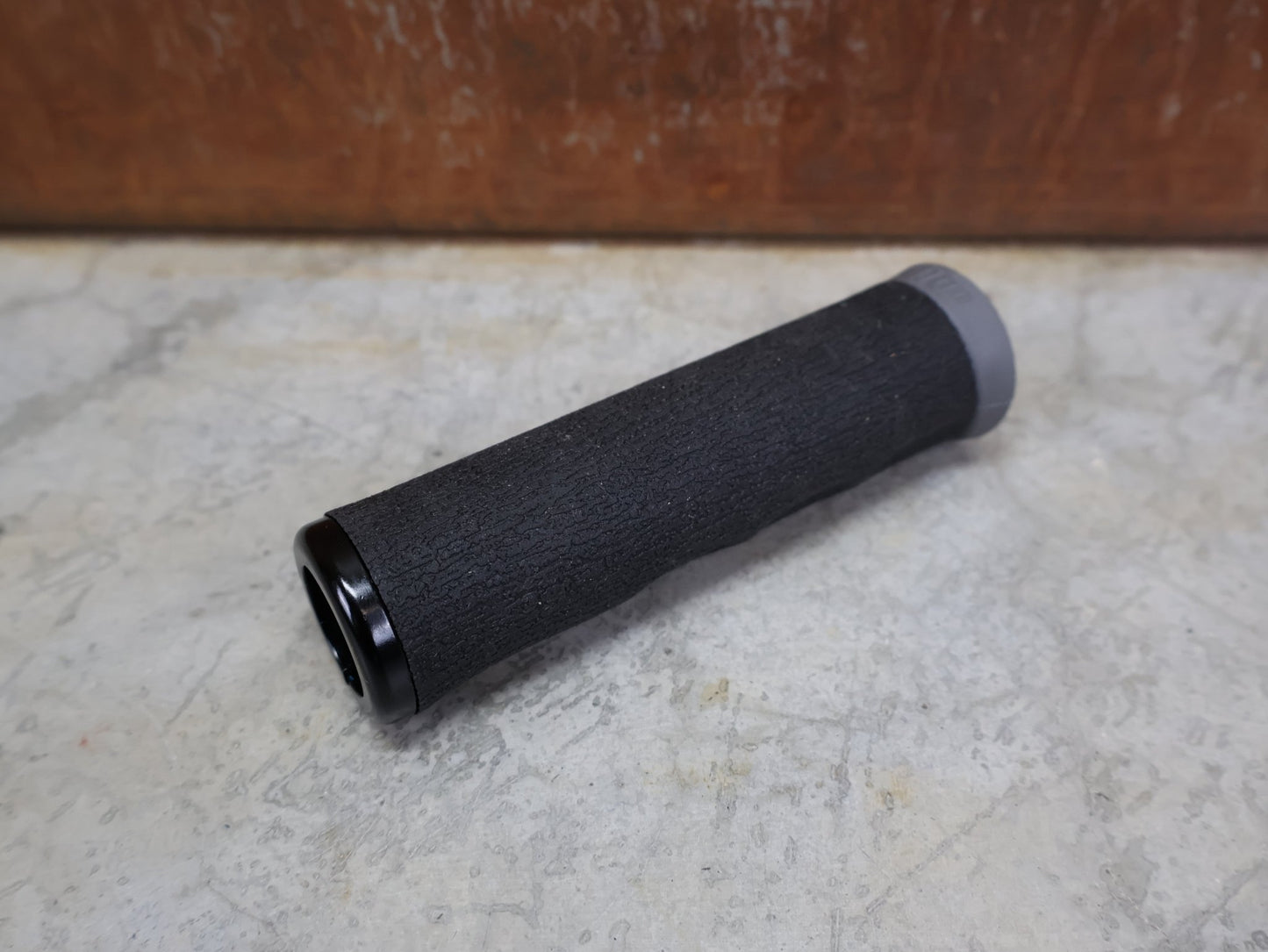 Griffe und Lenkerbänder von Odi, ODI F - 1 DREAD LOCK LOCK - ON 2.1 130 MM MTB GRIPS BLACK – D36DLB - B vor USEDBIKES - OB.DE Hintergrund