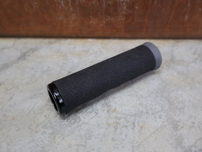 Griffe und Lenkerbänder von Odi, ODI F - 1 DREAD LOCK LOCK - ON 2.1 130 MM MTB GRIPS BLACK – D36DLB - B vor USEDBIKES - OB.DE Hintergrund