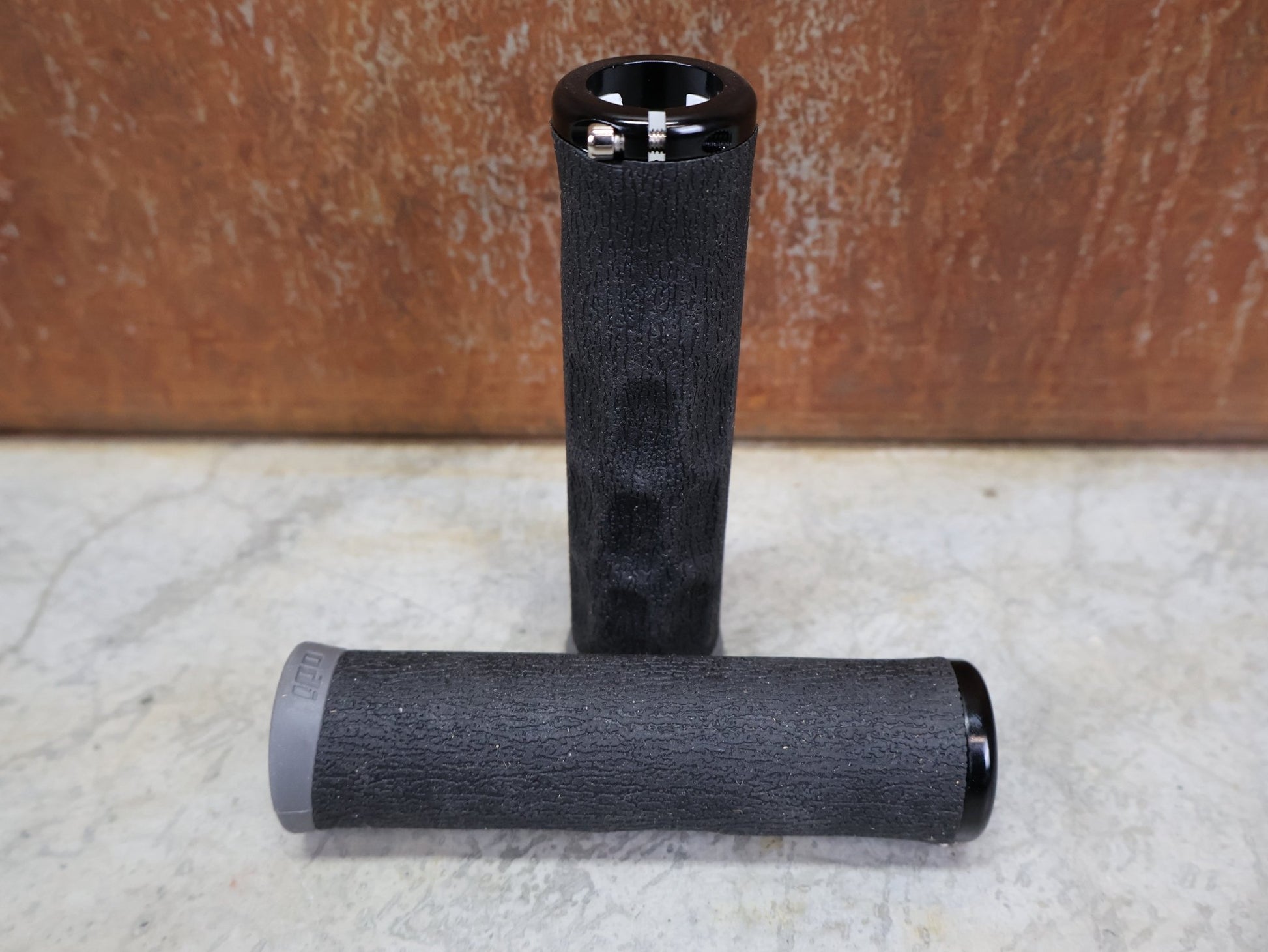 Griffe und Lenkerbänder von Odi, ODI F - 1 DREAD LOCK LOCK - ON 2.1 130 MM MTB GRIPS BLACK – D36DLB - B vor USEDBIKES - OB.DE Hintergrund