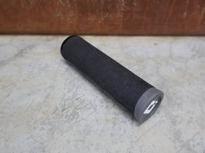 Griffe und Lenkerbänder von Odi, ODI F - 1 DREAD LOCK LOCK - ON 2.1 130 MM MTB GRIPS BLACK – D36DLB - B vor USEDBIKES - OB.DE Hintergrund