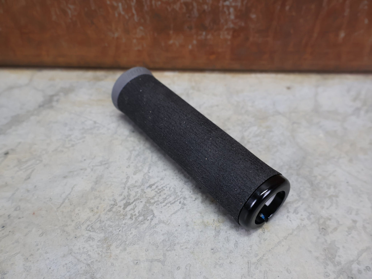 Griffe und Lenkerbänder von Odi, ODI F - 1 DREAD LOCK LOCK - ON 2.1 130 MM MTB GRIPS BLACK – D36DLB - B vor USEDBIKES - OB.DE Hintergrund