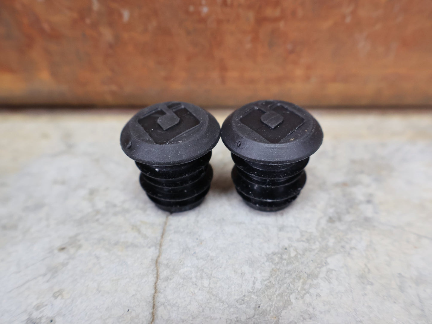 Griffe und Lenkerbänder von Odi, ODI F - 1 SERIES VAPOR GRIPS 31.5 MM MTB GRIPS BLACK – D06FVB vor USEDBIKES - OB.DE Hintergrund