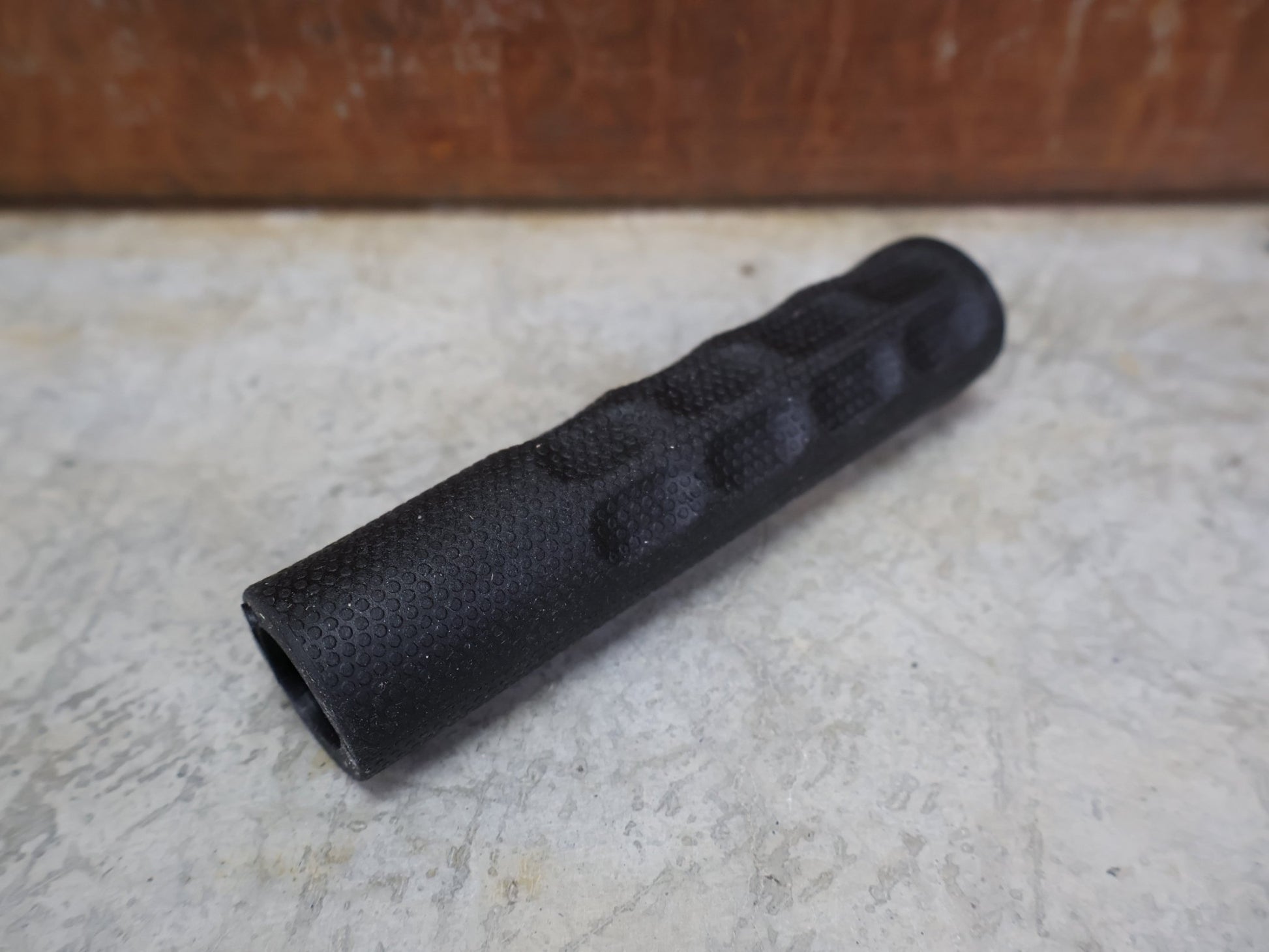 Griffe und Lenkerbänder von Odi, ODI F - 1 SERIES VAPOR GRIPS 31.5 MM MTB GRIPS BLACK – D06FVB vor USEDBIKES - OB.DE Hintergrund