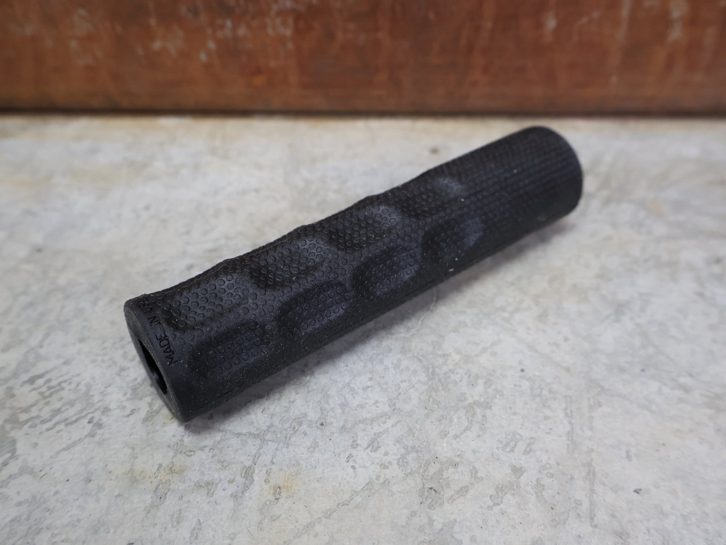 Griffe und Lenkerbänder von Odi, ODI F - 1 SERIES VAPOR GRIPS 31.5 MM MTB GRIPS BLACK – D06FVB vor USEDBIKES - OB.DE Hintergrund