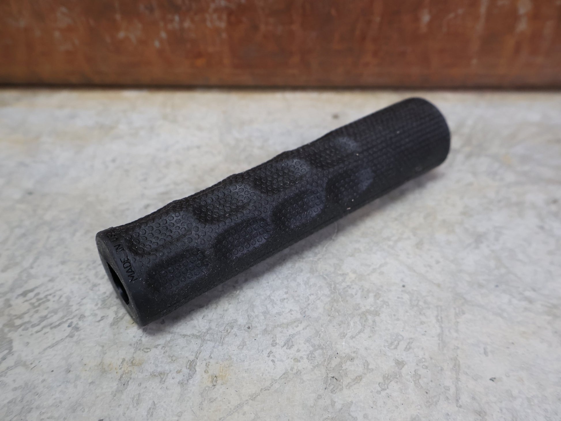 Griffe und Lenkerbänder von Odi, ODI F - 1 SERIES VAPOR GRIPS 31.5 MM MTB GRIPS BLACK – D06FVB vor USEDBIKES - OB.DE Hintergrund