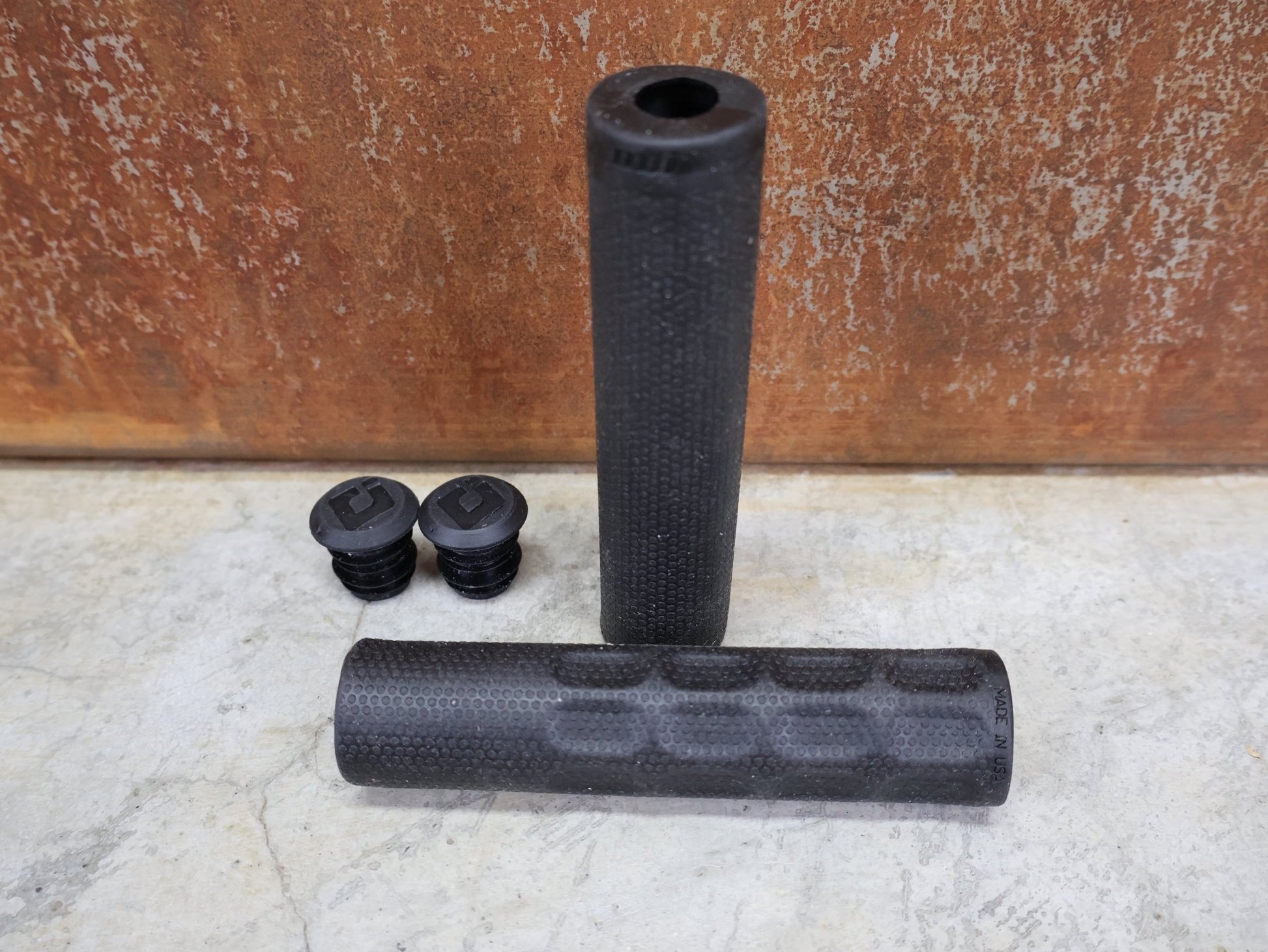 Griffe und Lenkerbänder von Odi, ODI F - 1 SERIES VAPOR GRIPS 31.5 MM MTB GRIPS BLACK – D06FVB vor USEDBIKES - OB.DE Hintergrund
