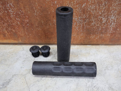 Griffe und Lenkerbänder von Odi, ODI F - 1 SERIES VAPOR GRIPS 31.5 MM MTB GRIPS BLACK – D06FVB vor USEDBIKES - OB.DE Hintergrund