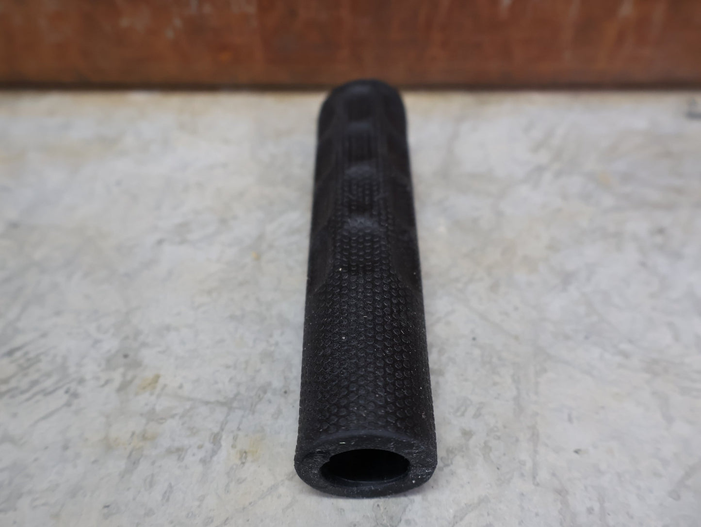 Griffe und Lenkerbänder von Odi, ODI F - 1 SERIES VAPOR GRIPS 31.5 MM MTB GRIPS BLACK – D06FVB vor USEDBIKES - OB.DE Hintergrund