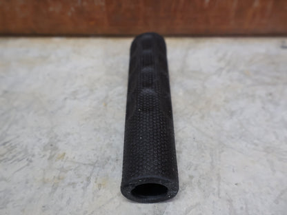 Griffe und Lenkerbänder von Odi, ODI F - 1 SERIES VAPOR GRIPS 31.5 MM MTB GRIPS BLACK – D06FVB vor USEDBIKES - OB.DE Hintergrund