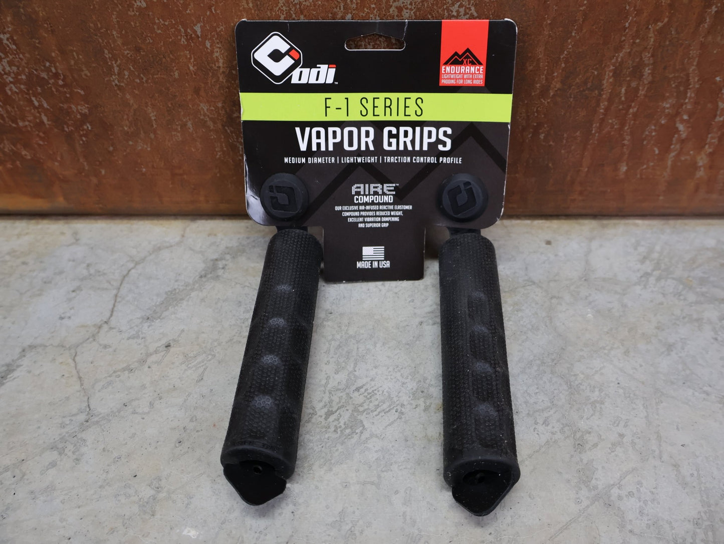 Griffe und Lenkerbänder von Odi, ODI F - 1 SERIES VAPOR GRIPS 31.5 MM MTB GRIPS BLACK – D06FVB vor USEDBIKES - OB.DE Hintergrund