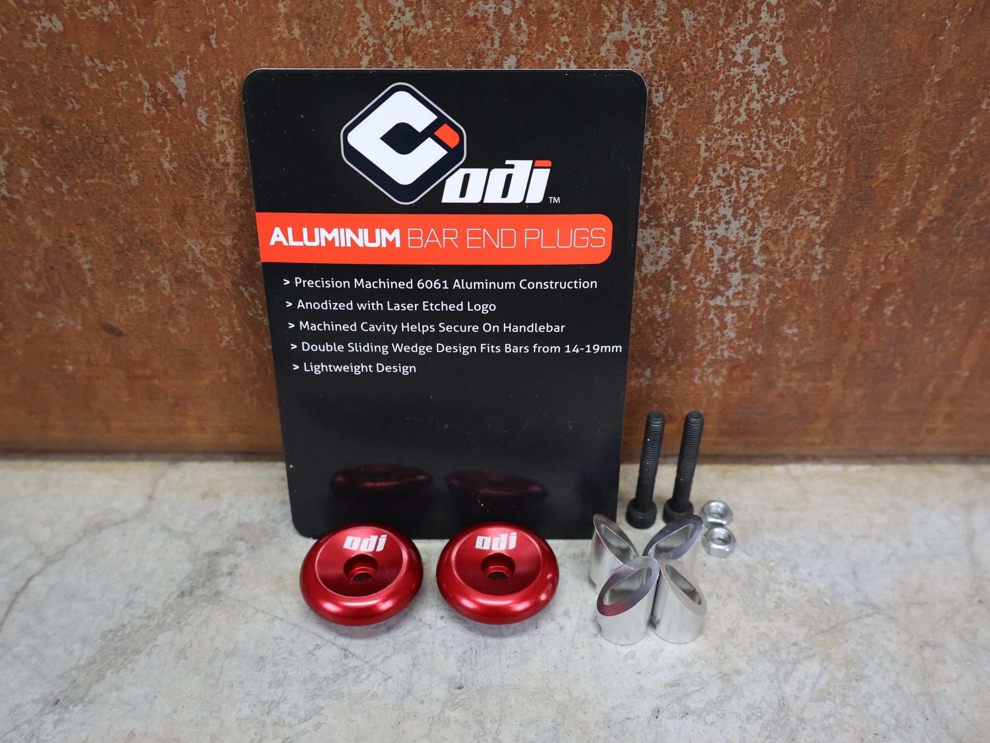 Griffe und Lenkerbänder von Odi, ODI LENKERSTOPFEN – ALUMINIUM / ROT / UNIVERSAL / F71APR vor USEDBIKES - OB.DE Hintergrund