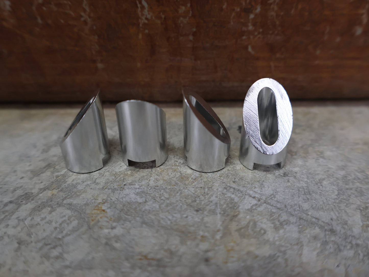 Griffe und Lenkerbänder von Odi, ODI LENKERSTOPFEN – ALUMINIUM / ROT / UNIVERSAL / F71APR vor USEDBIKES - OB.DE Hintergrund