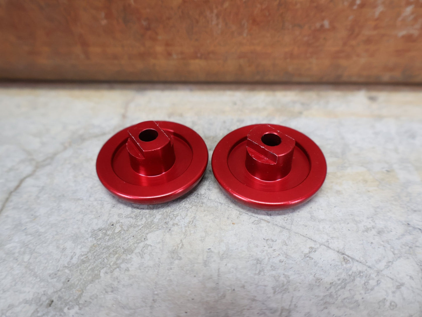 Griffe und Lenkerbänder von Odi, ODI LENKERSTOPFEN – ALUMINIUM / ROT / UNIVERSAL / F71APR vor USEDBIKES - OB.DE Hintergrund