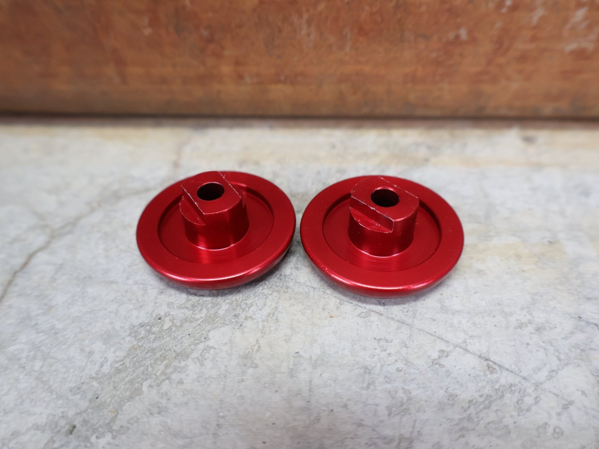 Griffe und Lenkerbänder von Odi, ODI LENKERSTOPFEN – ALUMINIUM / ROT / UNIVERSAL / F71APR vor USEDBIKES - OB.DE Hintergrund