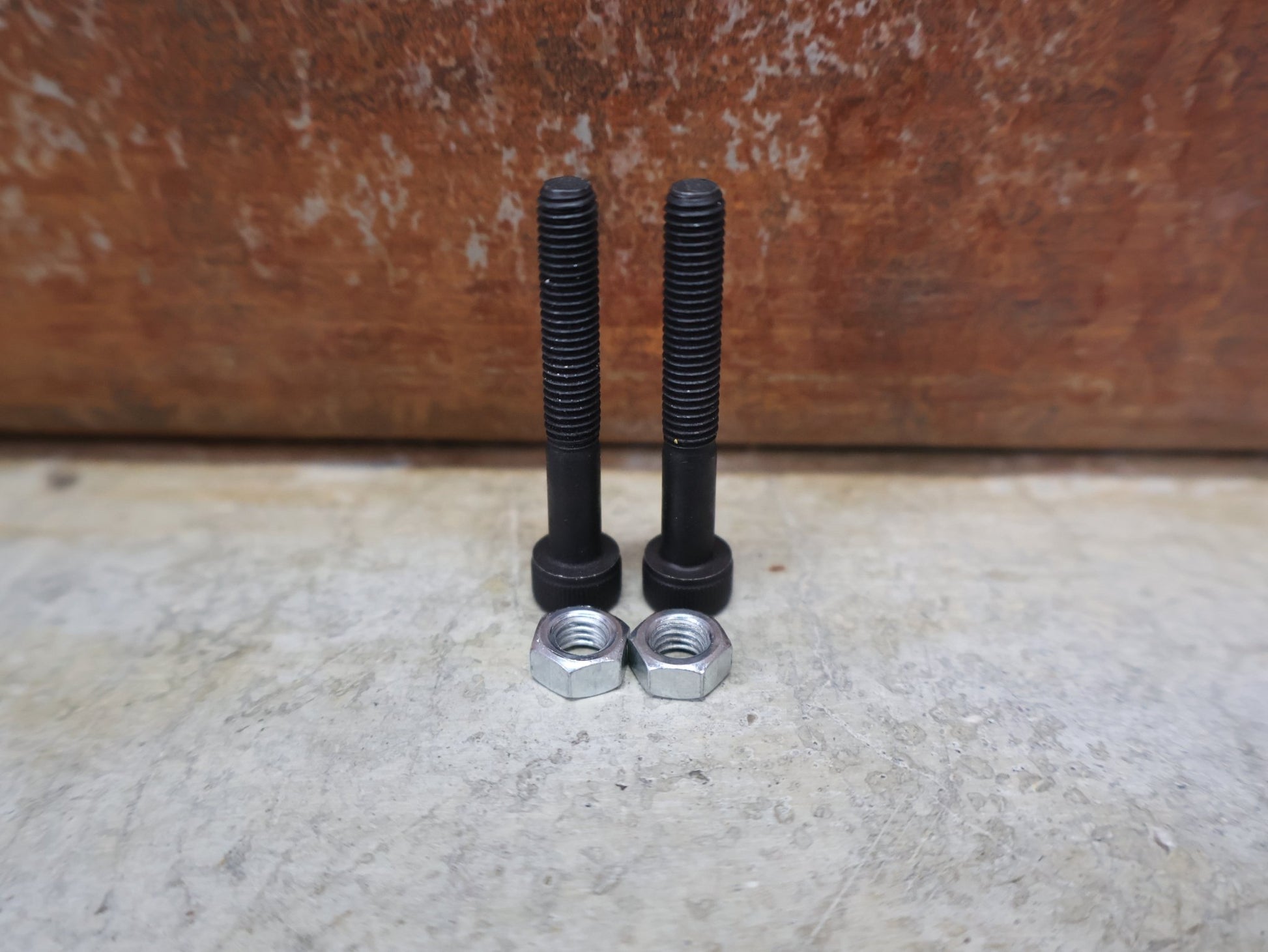 Griffe und Lenkerbänder von Odi, ODI LENKERSTOPFEN – ALUMINIUM / ROT / UNIVERSAL / F71APR vor USEDBIKES - OB.DE Hintergrund