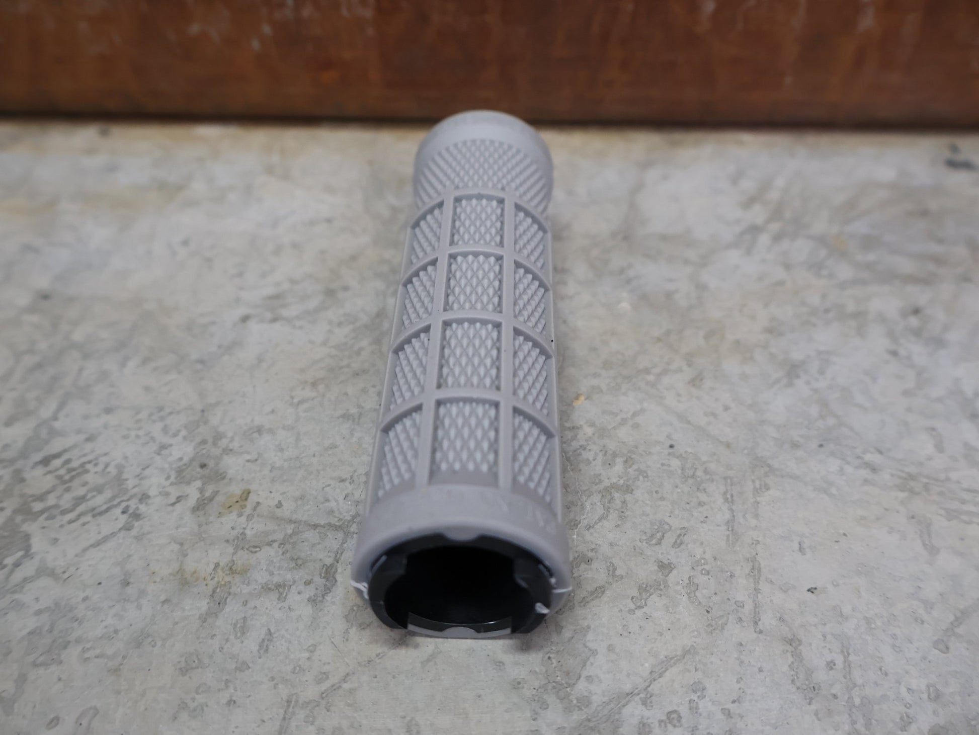 Griffe und Lenkerbänder von Odi, ODI RUFFIAN LOCK - ON GRIPS – 130 MM / GREY – D32RFSG - B vor USEDBIKES - OB.DE Hintergrund