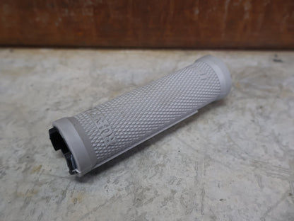 Griffe und Lenkerbänder von Odi, ODI RUFFIAN LOCK - ON GRIPS – 130 MM / GREY – D32RFSG - B vor USEDBIKES - OB.DE Hintergrund