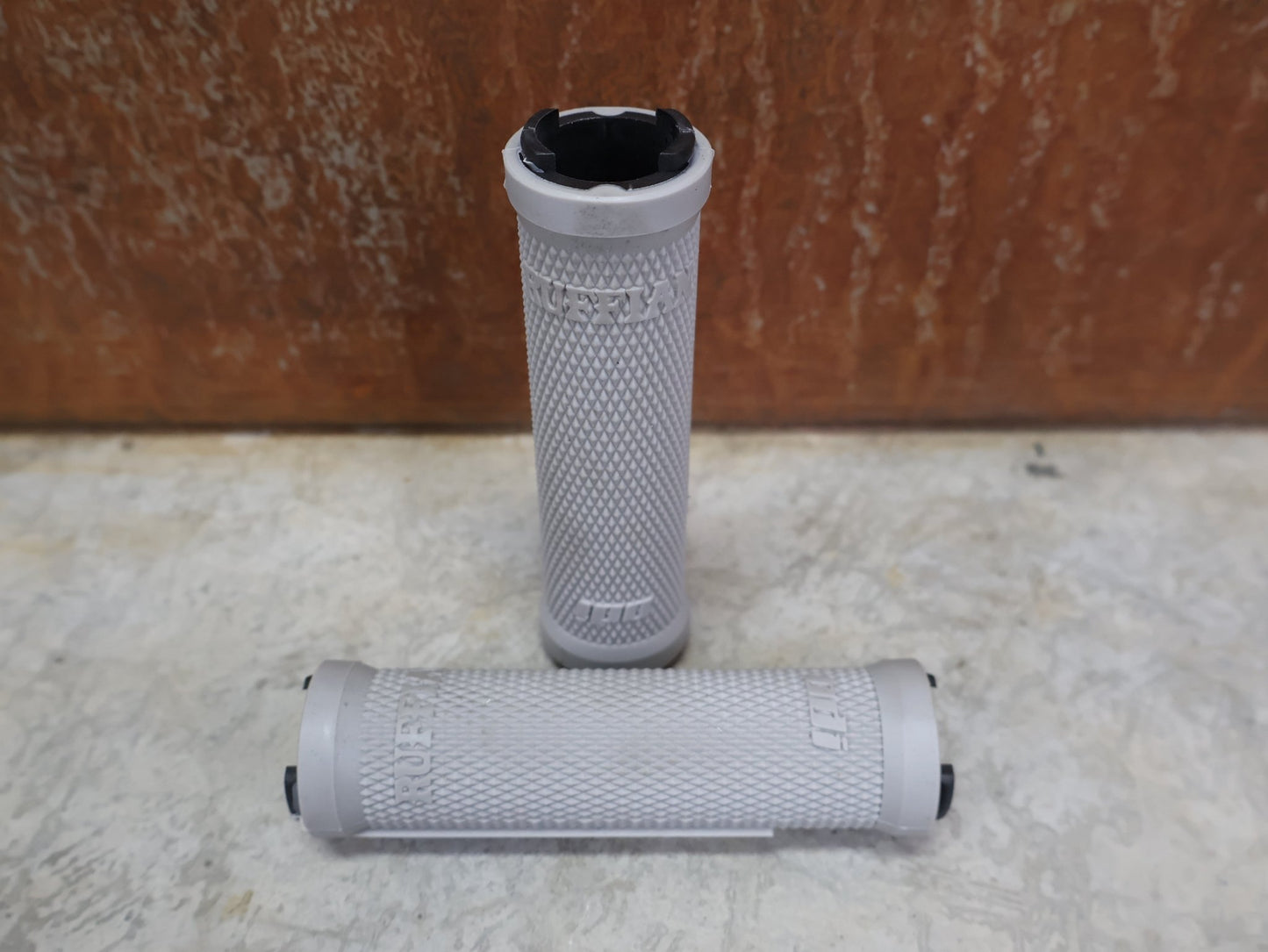 Griffe und Lenkerbänder von Odi, ODI RUFFIAN LOCK - ON GRIPS – 130 MM / GREY – D32RFSG - B vor USEDBIKES - OB.DE Hintergrund