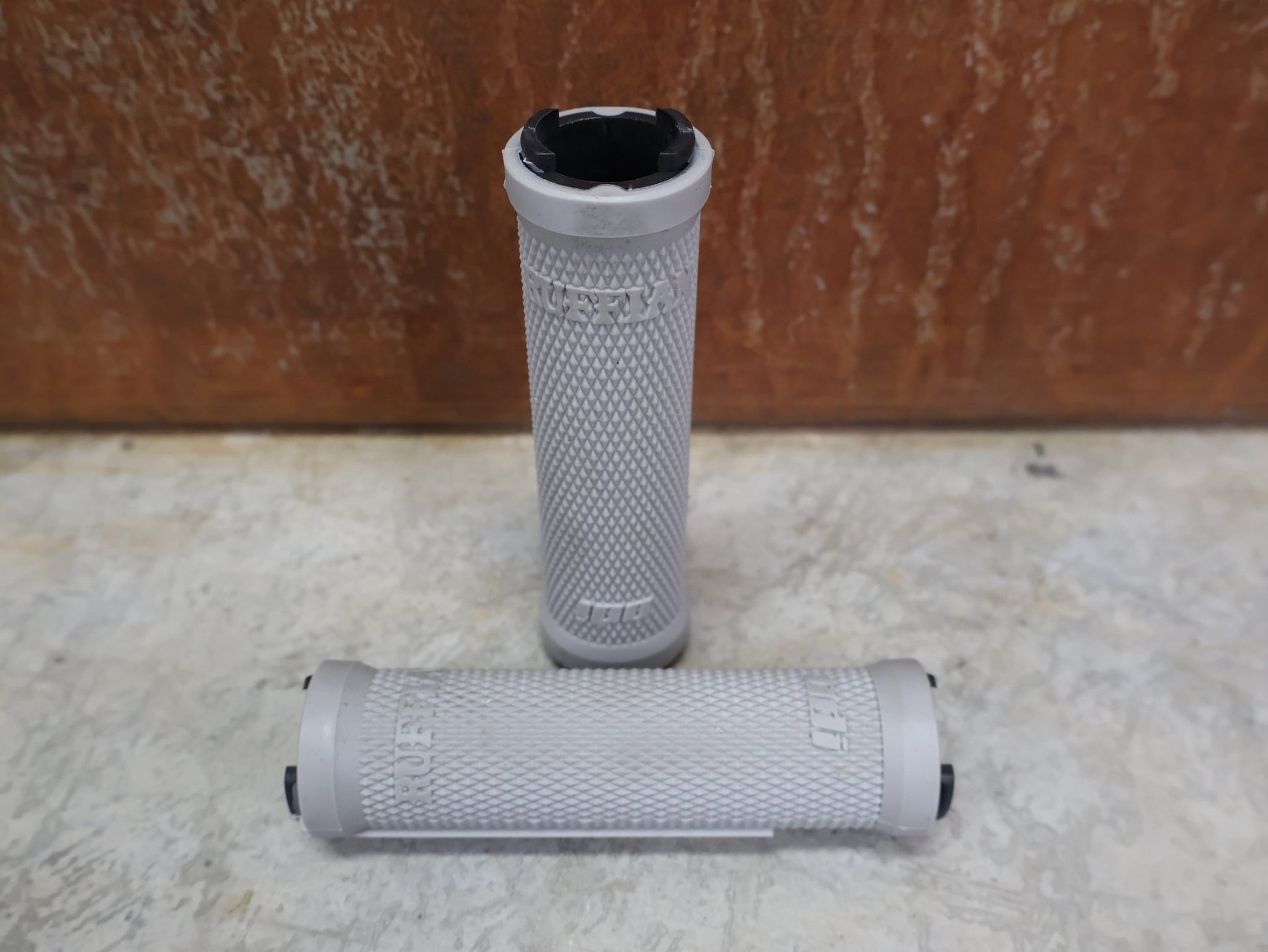 Griffe und Lenkerbänder von Odi, ODI RUFFIAN LOCK - ON GRIPS – 130 MM / GREY – D32RFSG - B vor USEDBIKES - OB.DE Hintergrund
