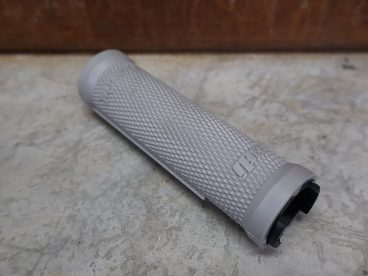 Griffe und Lenkerbänder von Odi, ODI RUFFIAN LOCK - ON GRIPS – 130 MM / GREY – D32RFSG - B vor USEDBIKES - OB.DE Hintergrund