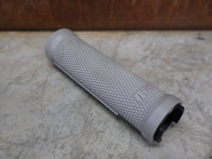 Griffe und Lenkerbänder von Odi, ODI RUFFIAN LOCK - ON GRIPS – 130 MM / GREY – D32RFSG - B vor USEDBIKES - OB.DE Hintergrund
