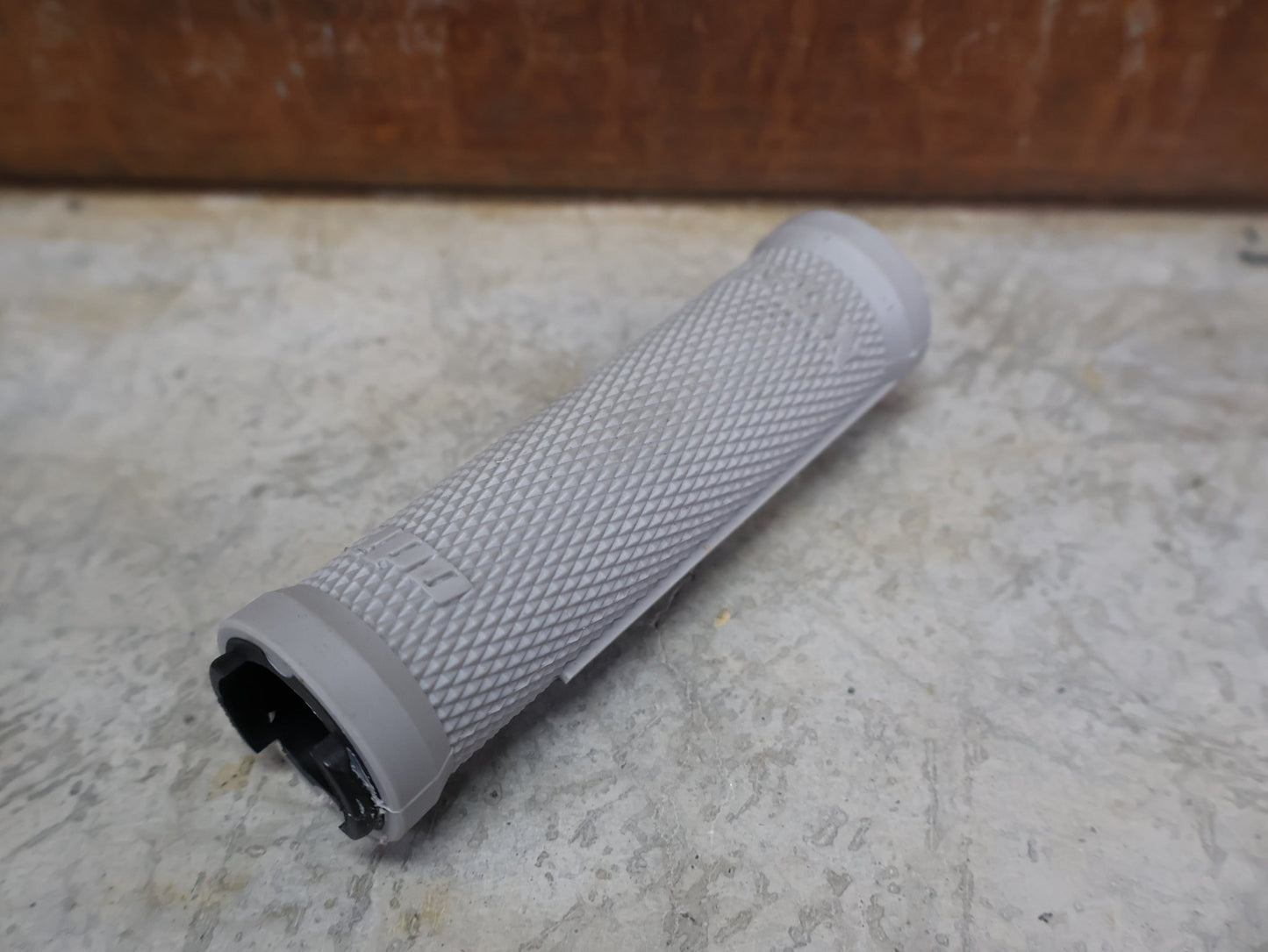 Griffe und Lenkerbänder von Odi, ODI RUFFIAN LOCK - ON GRIPS – 130 MM / GREY – D32RFSG - B vor USEDBIKES - OB.DE Hintergrund