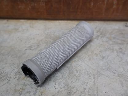Griffe und Lenkerbänder von Odi, ODI RUFFIAN LOCK - ON GRIPS – 130 MM / GREY – D32RFSG - B vor USEDBIKES - OB.DE Hintergrund