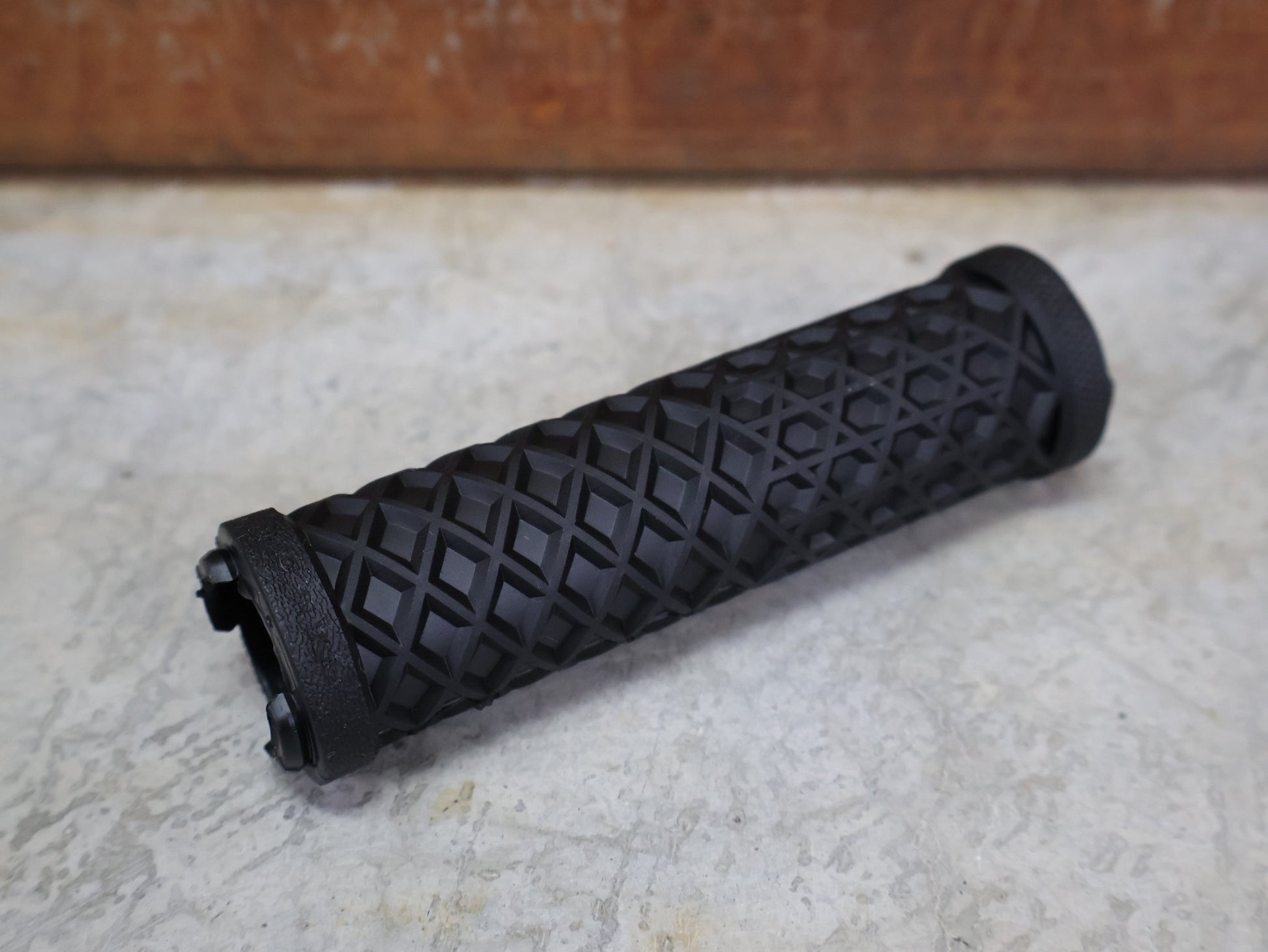 Griffe und Lenkerbänder von Odi, ODI VANS LOCK - ON GRIPS 130 MM BLACK/WHITE – D30VNB - BC vor USEDBIKES - OB.DE Hintergrund